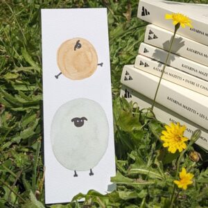 marque page avec un mouton beige qui saute par dessus un mouton gris