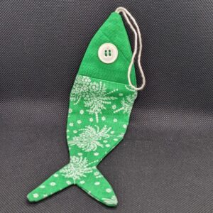 poisson vert en tissu à suspendre