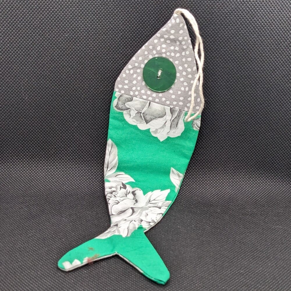 poisson à suspendre en tissu vert et gris