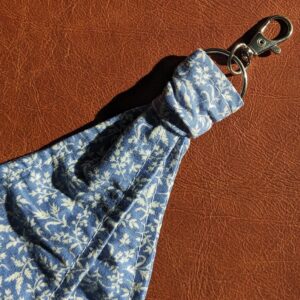 Bijou de sac bleu et blanc