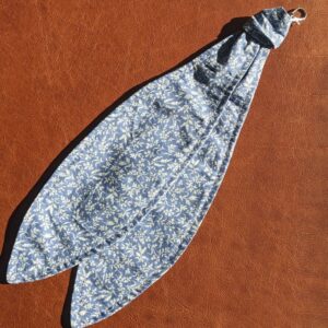 Bijou de sac bleu et blanc