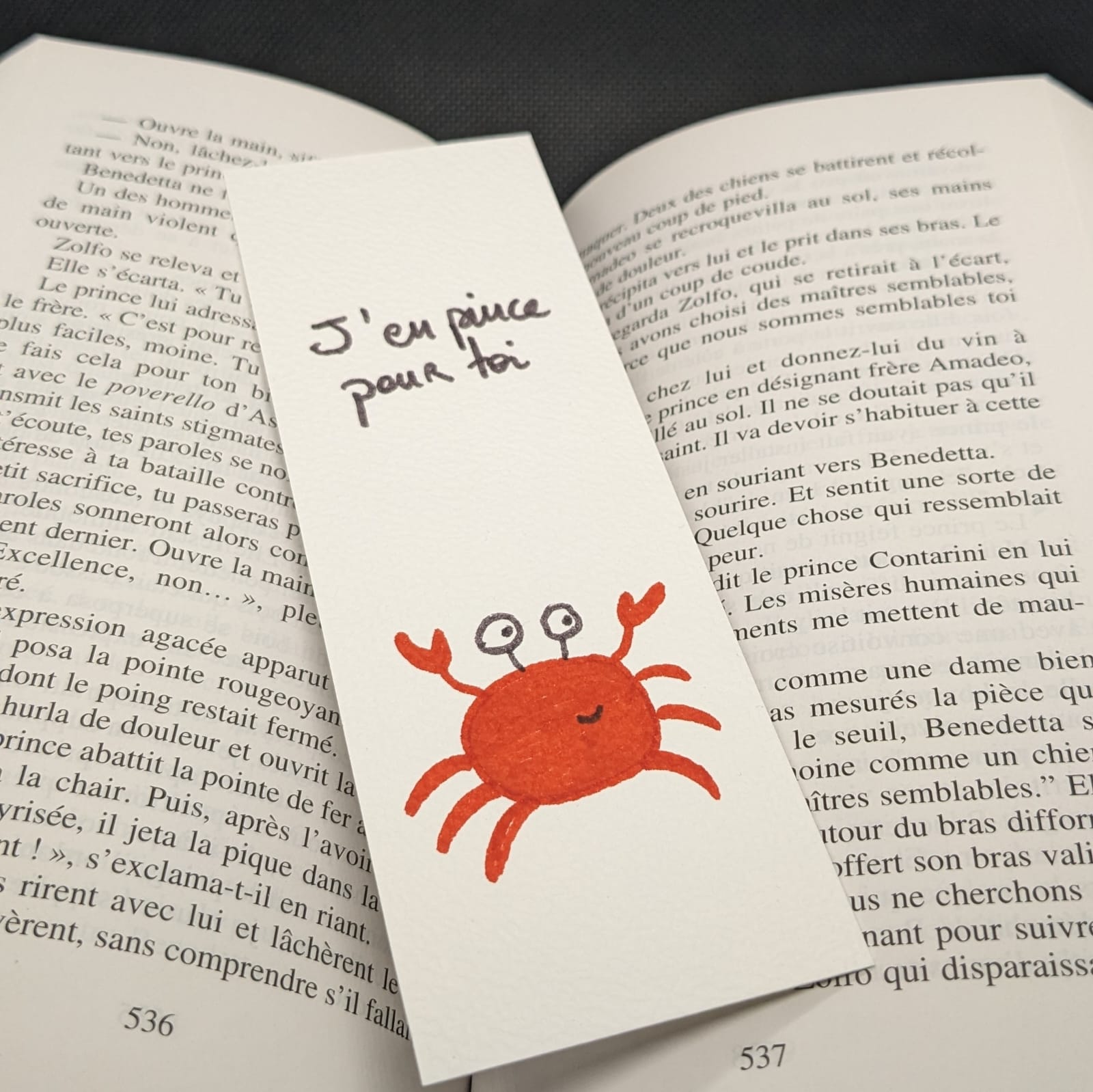 marque page avec un crabe et un message "j'en pince pour toi"
