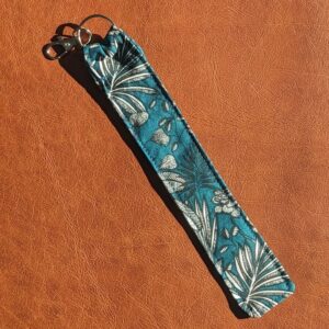 Porte-clé Feuilles sur fond vert canard