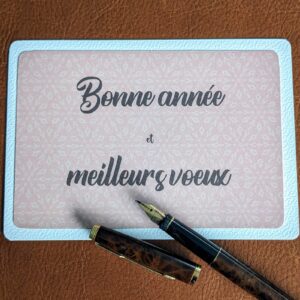 Carte de voeux Bonne année et meilleurs voeux sur fond corail avec des flocons