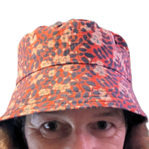 bob fleuri sur fond rouge