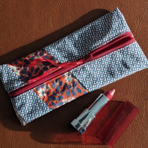 trousse rouge et bleue, pour glisser des crayons, du maquillage, des médicaments, des billes, etc.